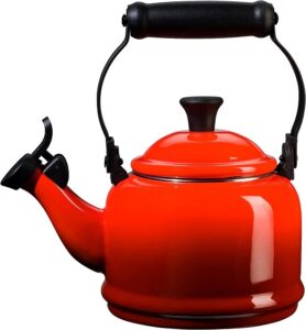 Read more about the article The Perfect Addition to Your Kitchen-le creuset white tea kettle